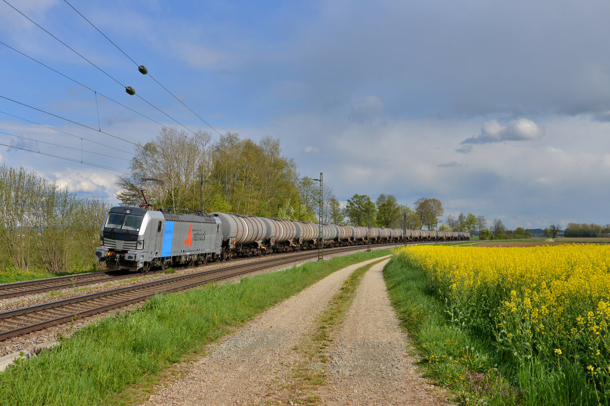193 817 mit einem Kesselzug am 24.04.2016 bei Langenisarhofen. 