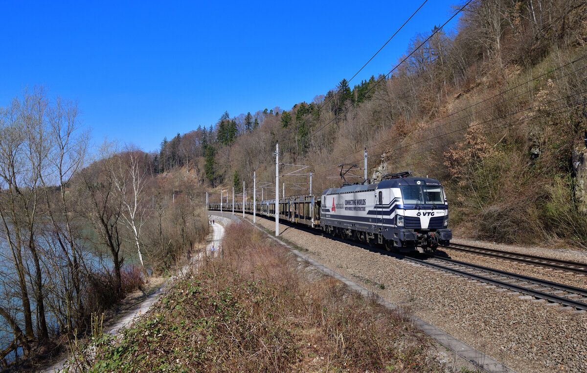 193 817 mit einem leeren Autozug am 27.03.2022 bei Ingling.