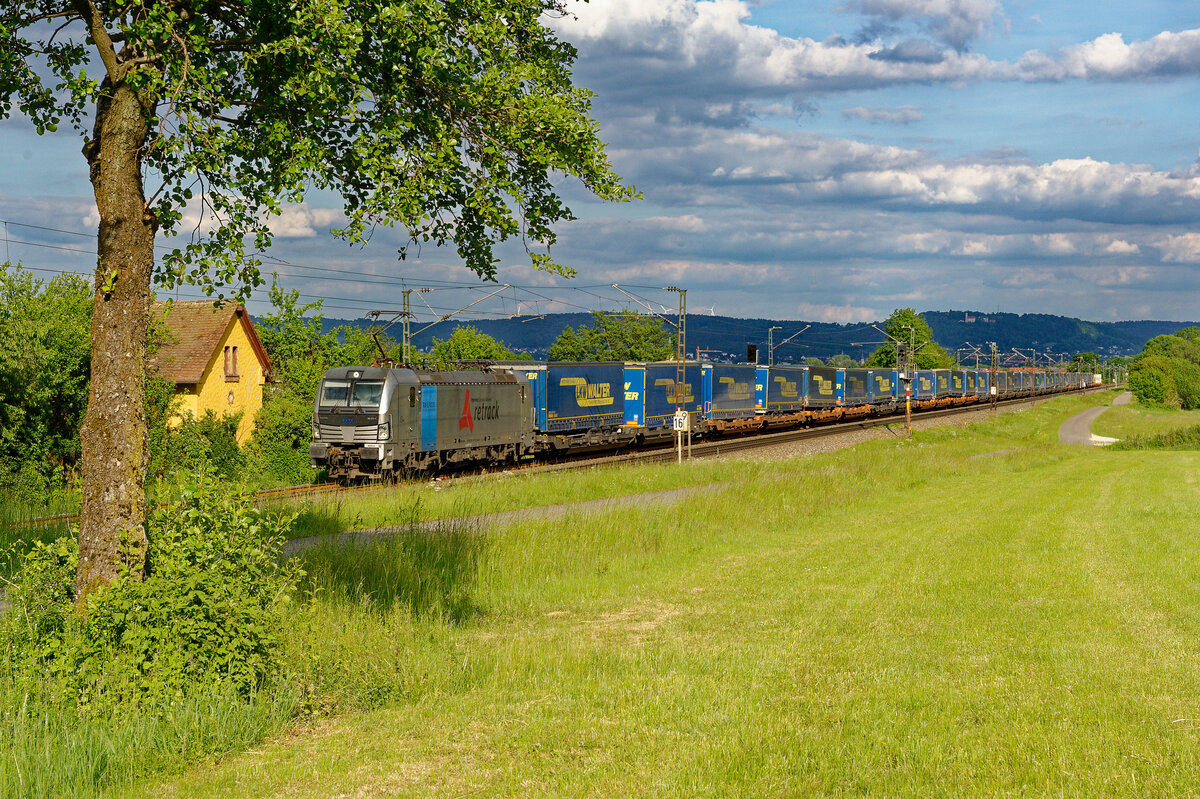 193 817 Railpool/Retrack mit einem LKW-Walter KLV-Zug bei Postbauer-Heng Richtung Nürnberg, 27.05.2020