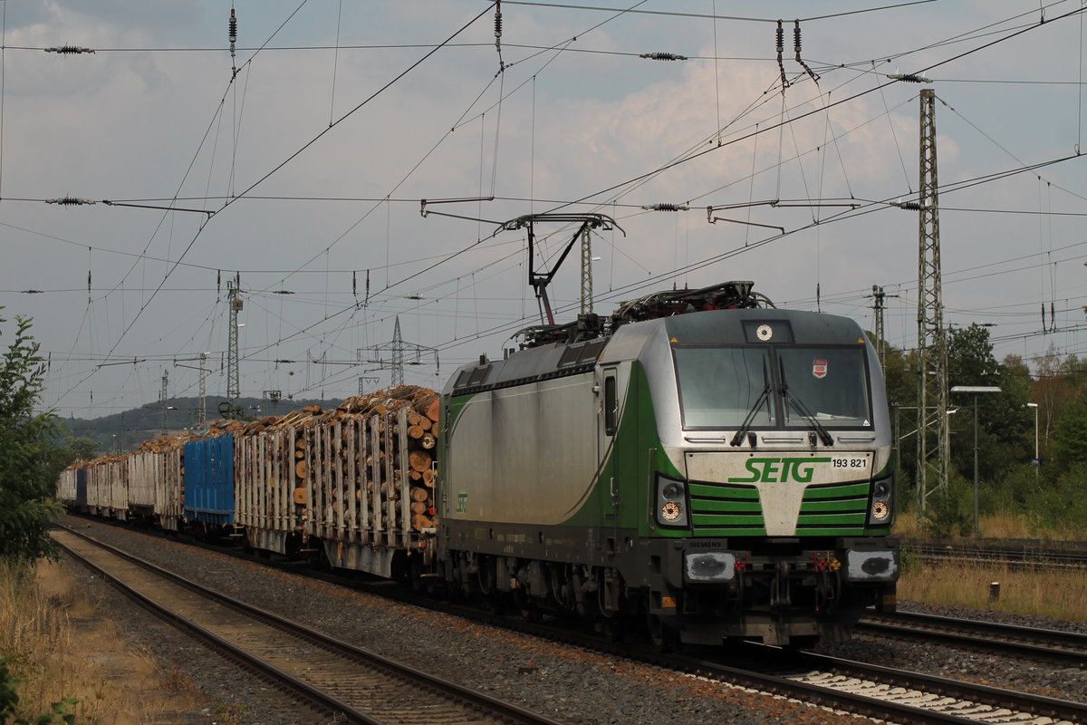 193 821 am 09.08.2018 mit einem Holzzug in Richtung Kassel. Aufgenommen in Eichenberg.