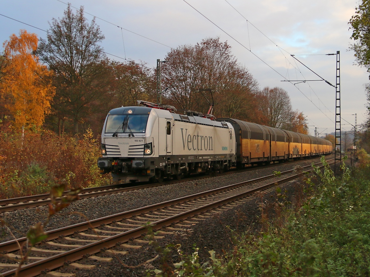 193 821 mit geschlossenen ARS-Autotransportwagen in Fahrtrichtung Süden. Aufgenommen am 06.11.2015 in Wehretal-Reichensachsen.