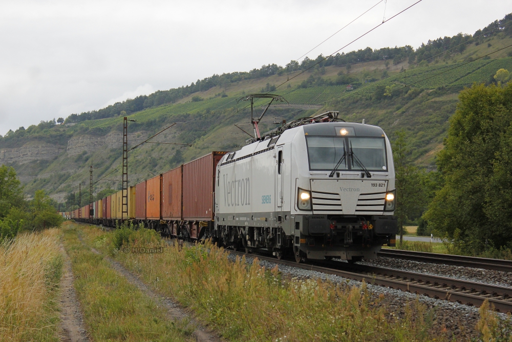 193 821 Vectron mit einem Containerzug am 29.07.2015 in Thüngersheim.