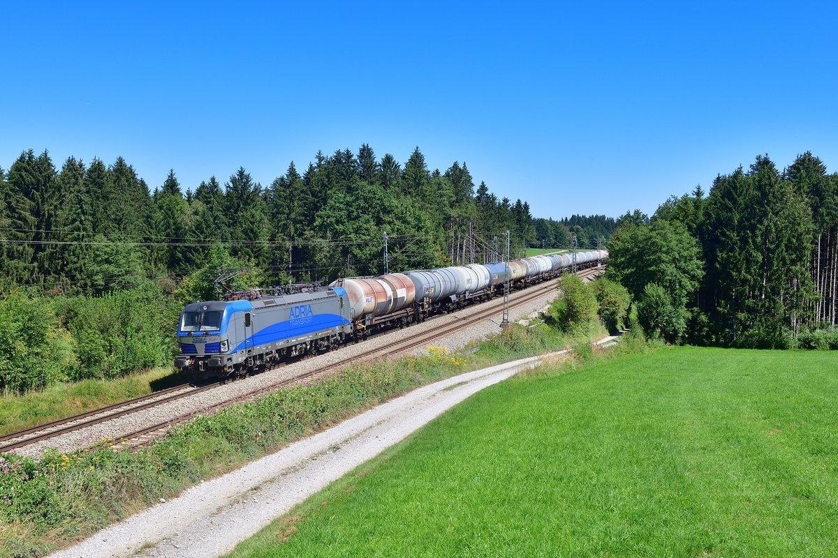 193 822 mit einem Kesselzug am 21.08.2020 bei Grabenstätt.