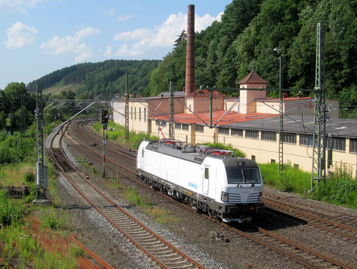 193 823 durchfährt am 24. Juli 2014 solo den Bahnhof Kronach in Richtung Saalfeld.