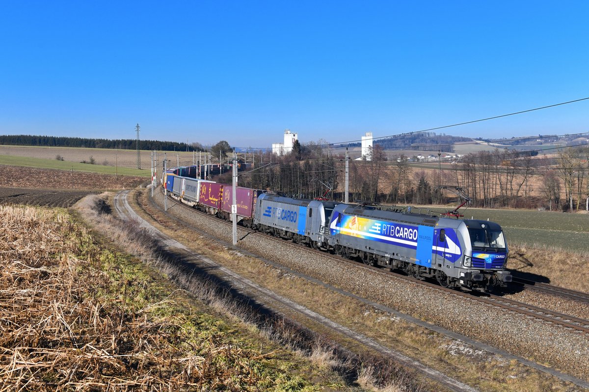 193 824 + 193 816 mit TEC 40679 am 17.02.2019 bei Haiding. 