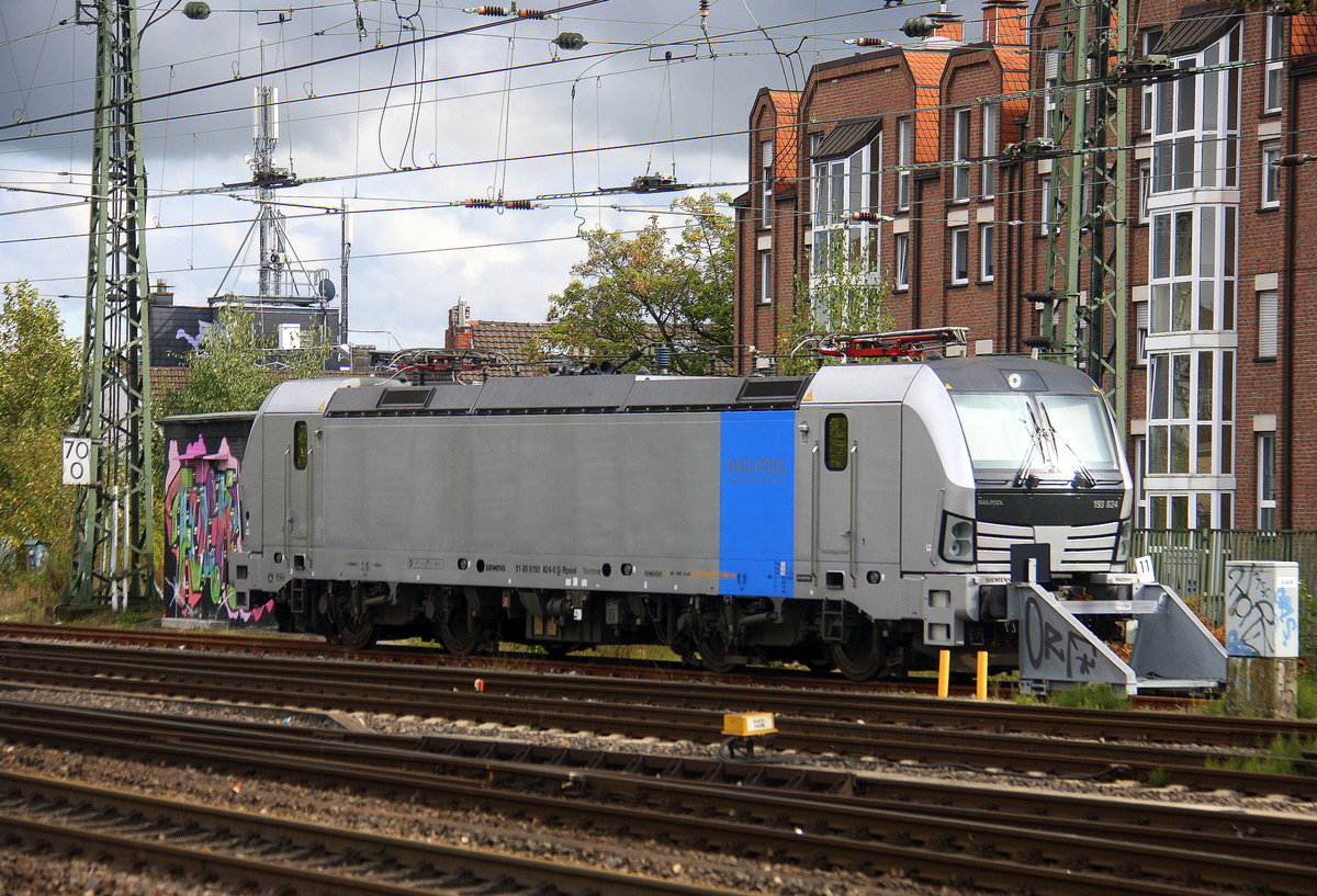 193 824-0 von Railpool  steht abgestellt im Aachener-Hbf.
Aufgenommen vom Bahnsteig 2 vom Aachen-Hbf. 
Bei Sonne und Wolken am Nachmittag vom 15.9.2017.