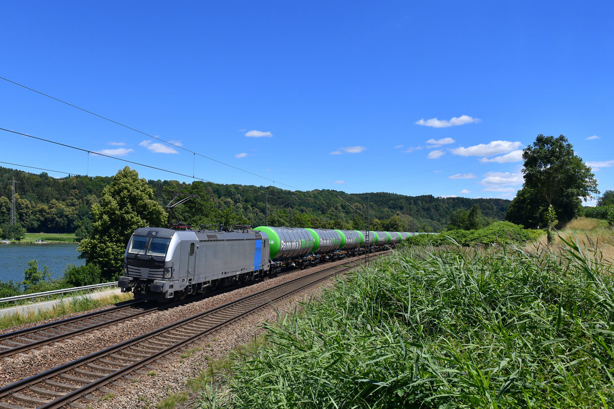 193 824 mit einem Kesselzug am 01.07.2018 bei Sandbach. 