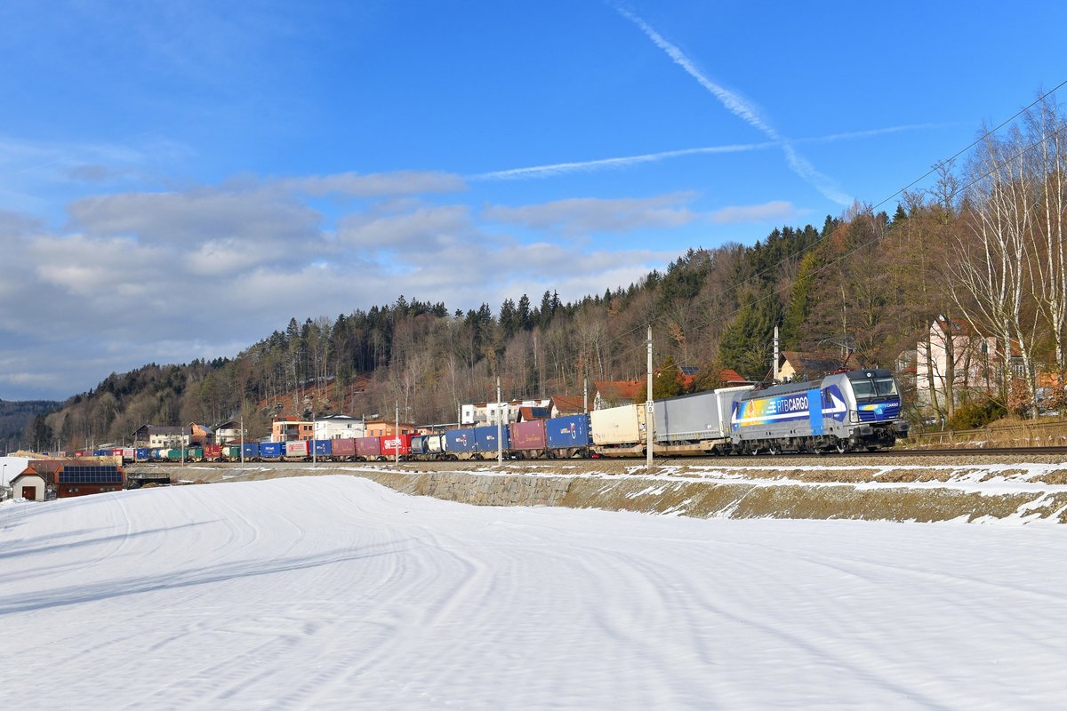 193 824 mit TEC 40679 am 09.02.2019 bei Wernstein am Inn. 