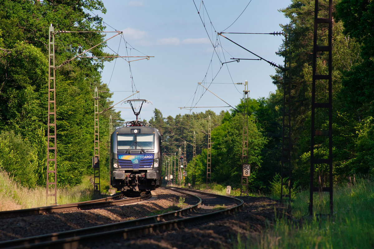 193 824 Railpool/RTB Cargo mit einem KLV-Zug bei Mimberg Richtung Nürnberg, 23.06.2020