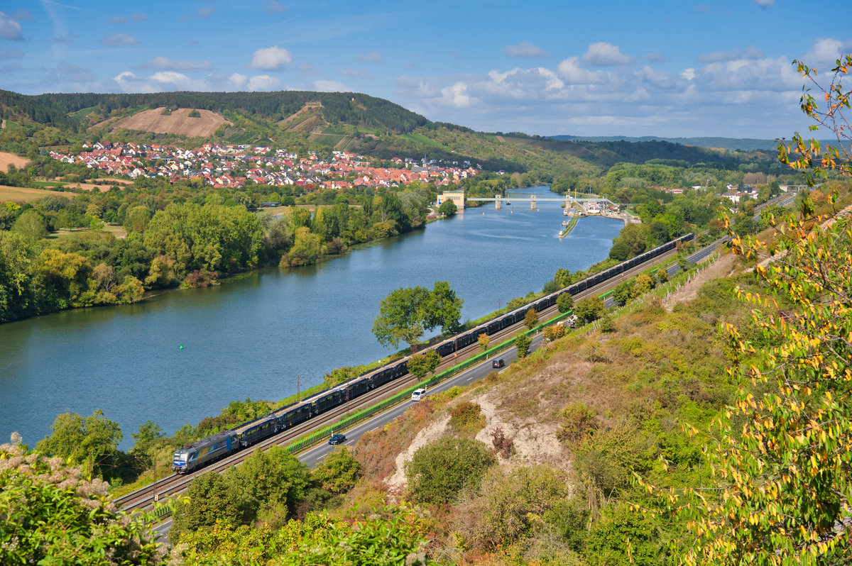 193 824 RTB Cargo  Düren  mit einem leeren Autotransportzug bei Veitshöchheim Richtung Würzburg, 18.09.2019