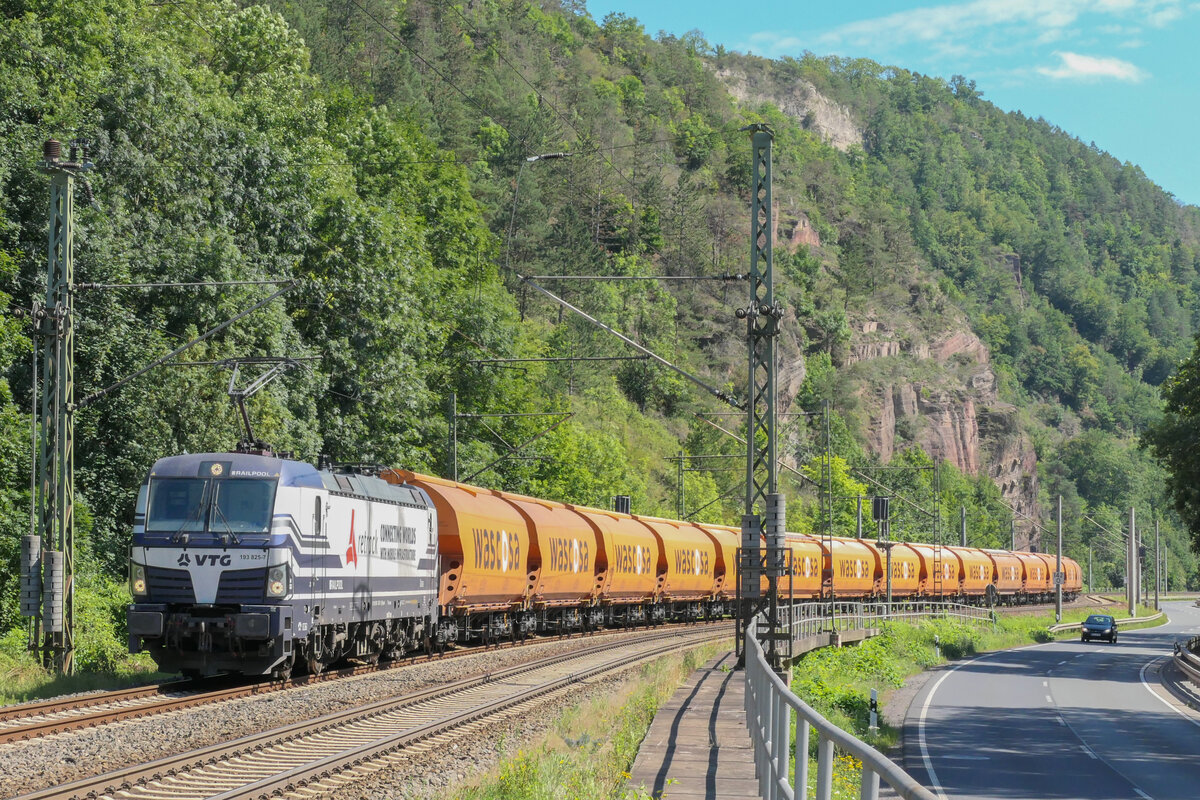 193 825 mit leerem Getreidezug nach Leipzig am 14.08.2021 am Bohlen-Massiv zu Köditz.