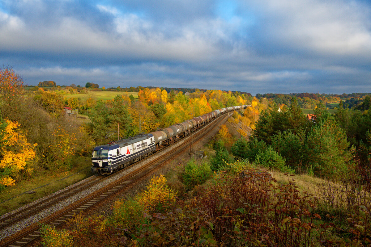 193 825 Railpool/Retrack  Diana  mit einem Kesselwagenzug bei Laaber Richtung Nürnberg, 25.10.2020