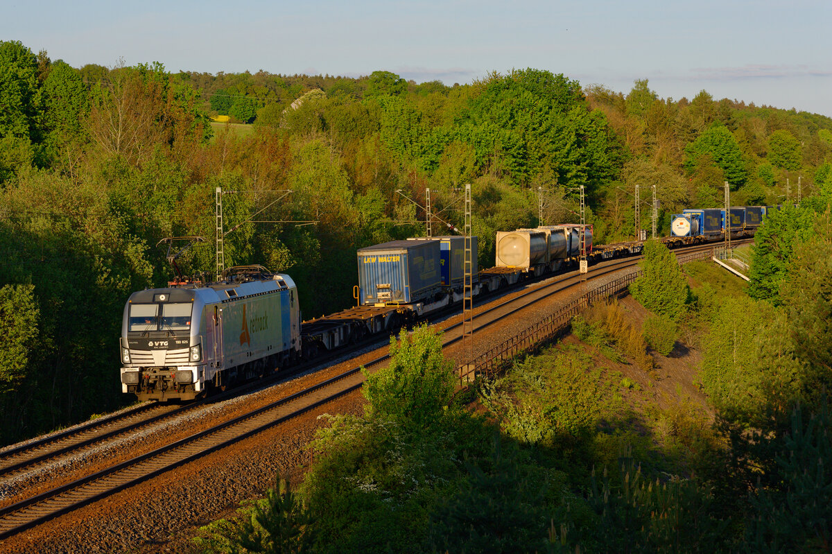 193 825 Railpool/Retrack  Monika  mit einem LKW-Walter KLV-Zug bei Laaber Richtung Nürnberg, 06.05.2020