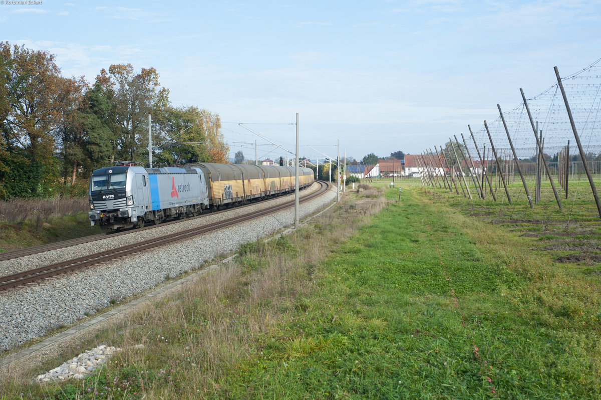 193 825 von retrack mit einem Altmannzug bei Rohrbach Richtung München, 21.10.2017