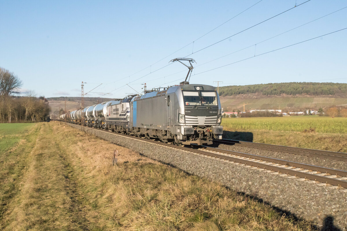 193 826-5 mit 193 825-7 mit einem Kesselzug am 21.12.2021 bei Retzbach. 