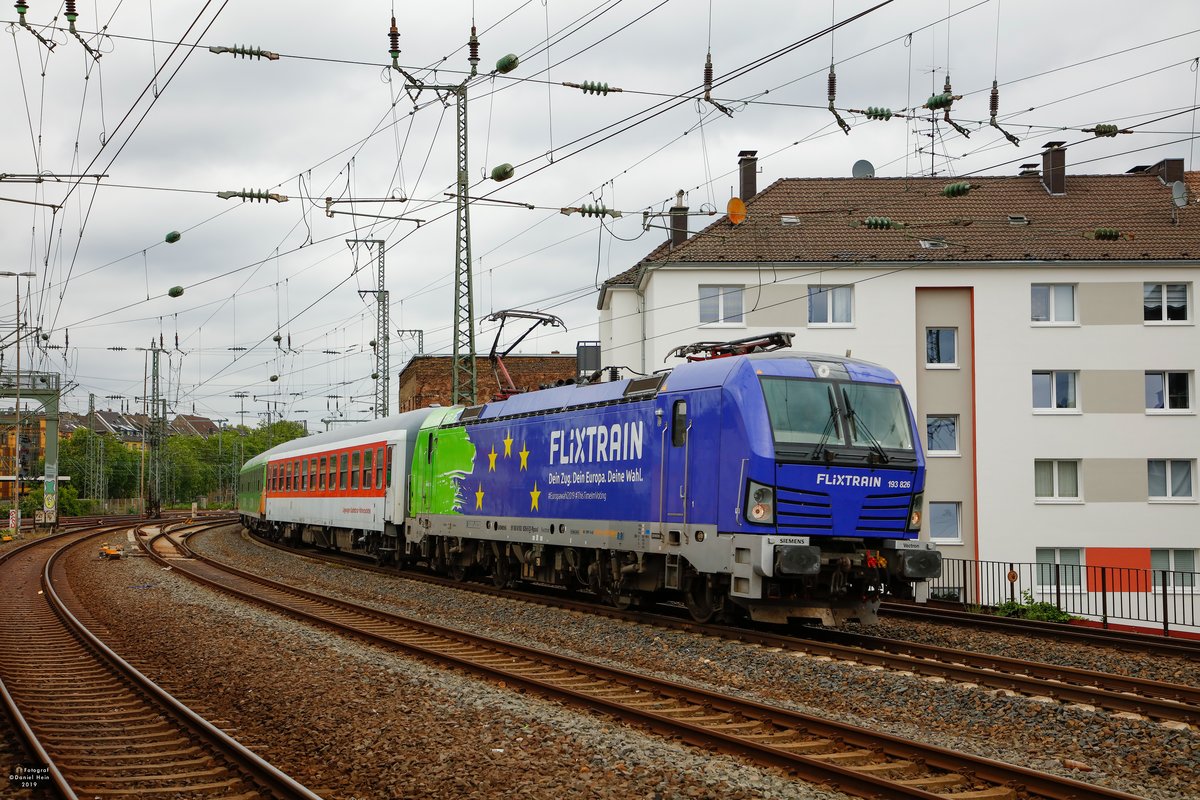 193 826  Europa  Vectron mit Flixtrain bei der Durchfahrt in Düsseldorf Volksgarten, am 30.05.2019.