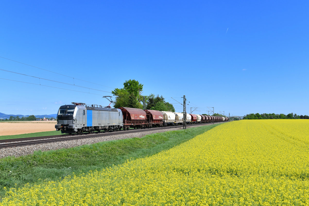 193 826 mit einem Düngerzug am 30.04.2018 bei Stephansposching. 