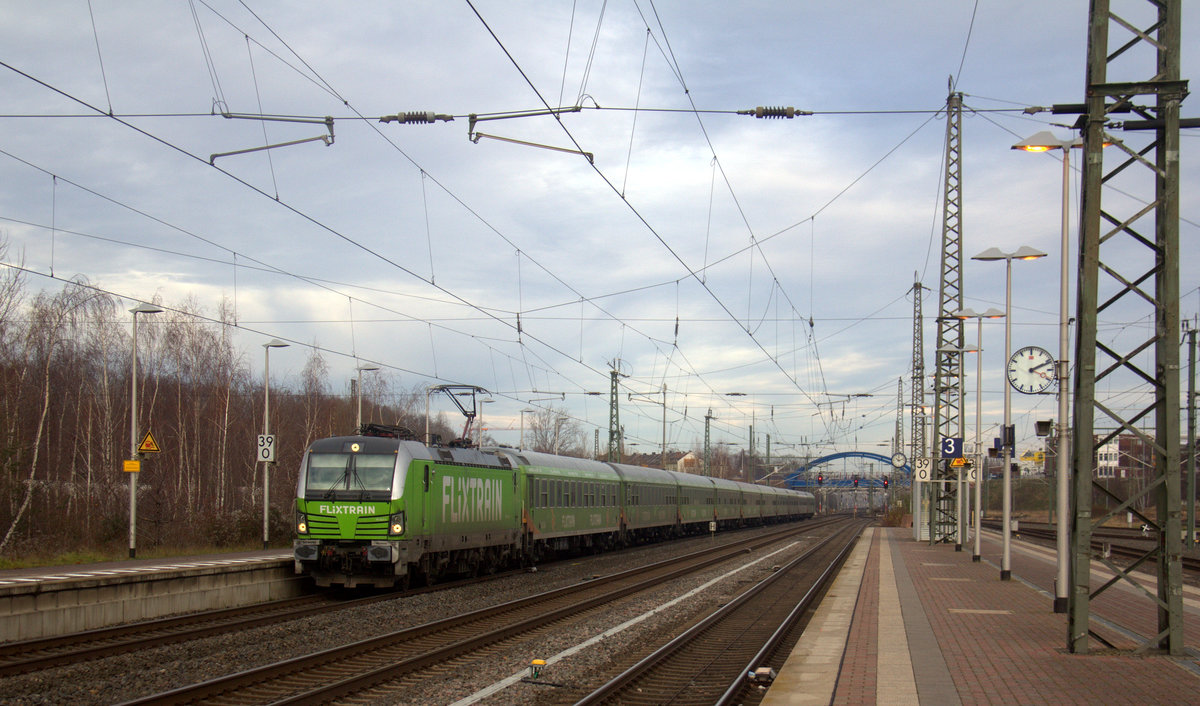 193 827-3 von Flixtrain kommt mit dem FLX30 aus Leipzig-Hbf nach Aachen-Hbf und kommt aus Richtung Köln und rast durch Düren in Richtung Aachen-Hbf.
Aufgenommen vom Bahnsteig 3 in Düren. 
Am Nachmittag vom 29.12.2019.