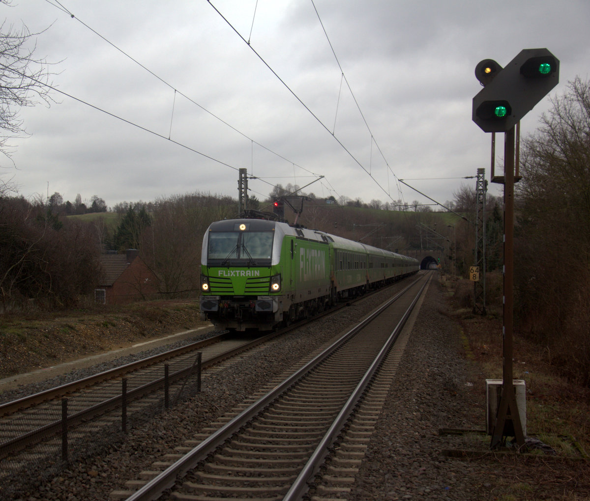 193 827-3 von Flixtrain kommt mit dem FLX30 aus Leipzig-Hbf nach Aachen-Hbf und kommt aus Richtung Köln und rast durch Aachen-Eilendorf in Richtung Aachen-Rothe-Erde,Aachen-Hbf.
Aufgenommen vom Bahnsteig 2 in Aachen-Eilendorf.
Am Nachmittag vom 4.1.2020.