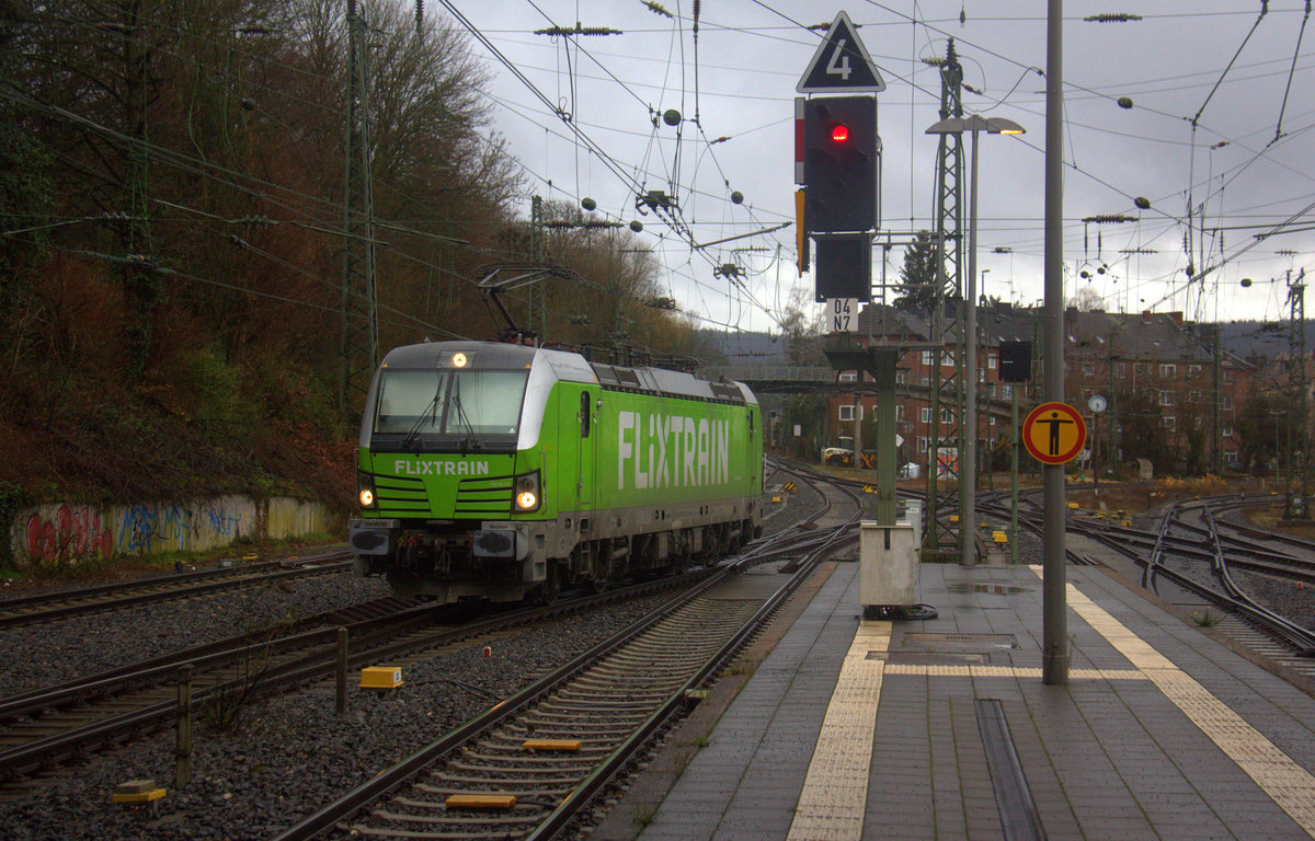 193 827-3 von Flixtrain rangiert in Aachen-Hbf.
Aufgenommen vom Bahnsteig 6 vom Aachen-Hbf. 
Bei Regenwetter am Nachmittag vom 22.12.2019.