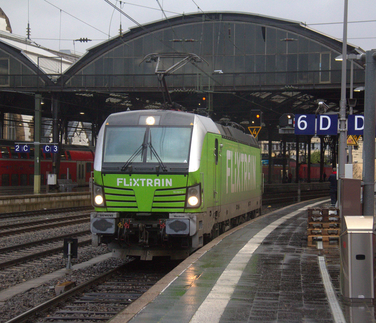 193 827-3 von Flixtrain rangiert in Aachen-Hbf.
Aufgenommen vom Bahnsteig 6 vom Aachen-Hbf.
Bei Regenwetter am Nachmittag vom 23.12.2019.