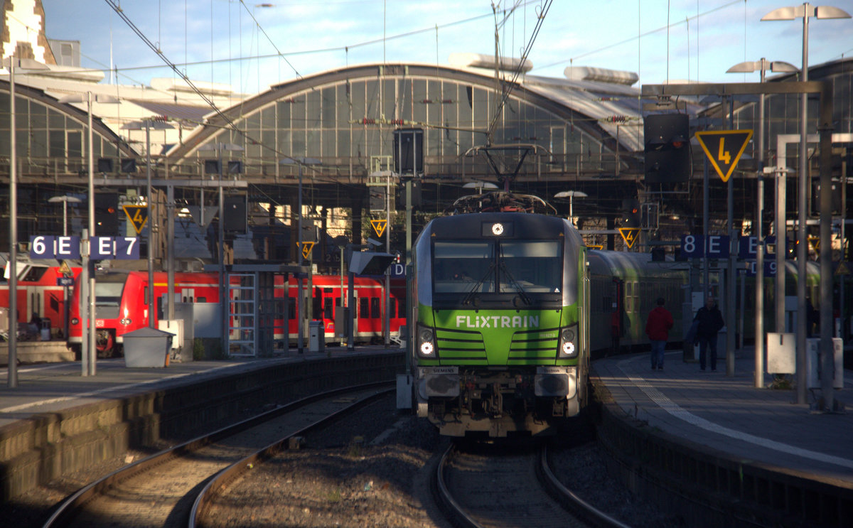 193 827-3 von Flixtrain steht in Aachen-Hbf mit dem FLX30 aus Leipzig-Hbf nach Aachen-Hbf.
Aufgenommen vom Bahnsteig 6 in Aachen-Hbf.
Bei Sonnenschein am Nachmittag vom 30.12.2019.