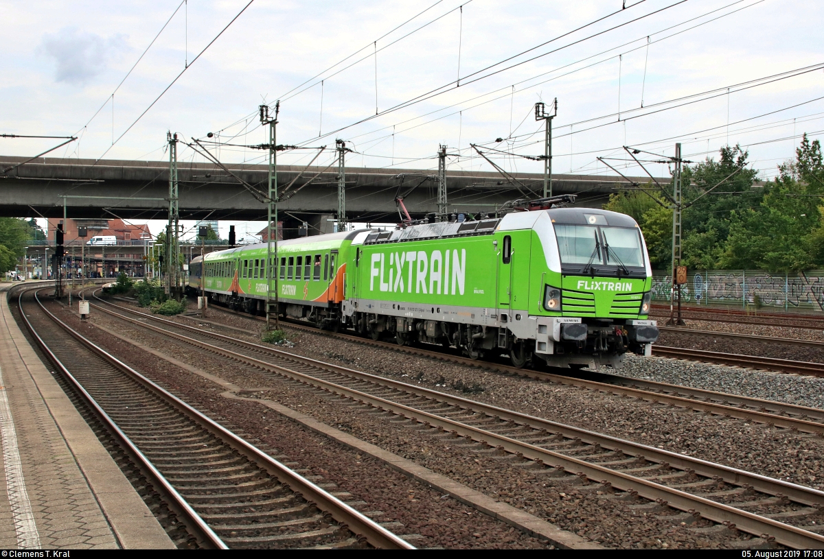 193 827-3 (Siemens Vectron) der Railpool GmbH, vermietet an die BahnTouristikExpress GmbH (BTEX), als FLX 1807 (FLX 20) von Hamburg-Altona nach Köln Hbf verlässt den Bahnhof Hamburg-Harburg abweichend auf Gleis 3.
[5.8.2019 | 17:08 Uhr]