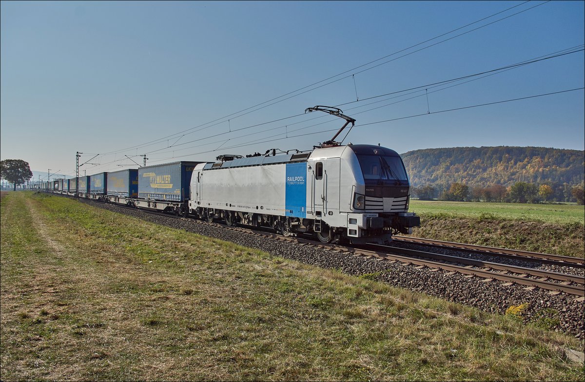 193 827 mit einen Aufliegerzug am 10.10.2018 bei Retzbach-Zellingen unterwegs.