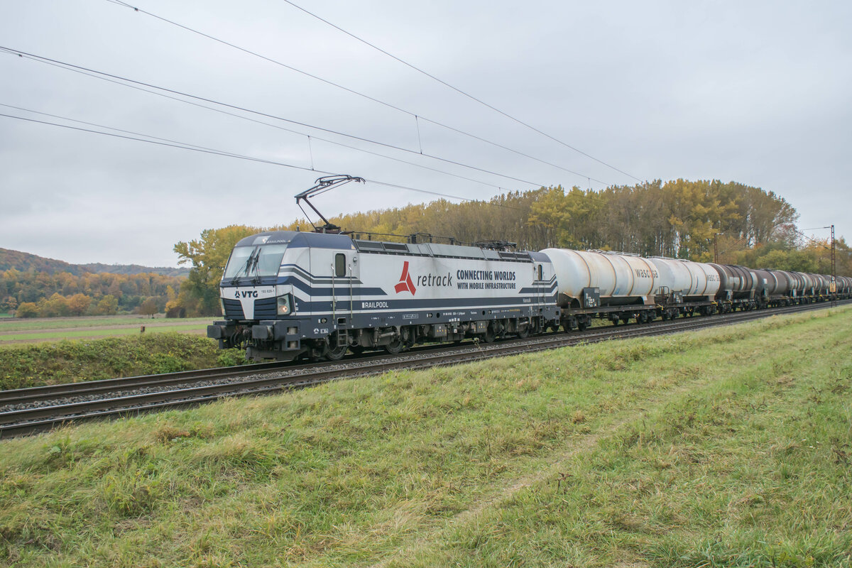 193 828-1 ist am 27.10.202 mit einem Kesselzug in Richtung Süden bei Himmelstadt unterwegs.