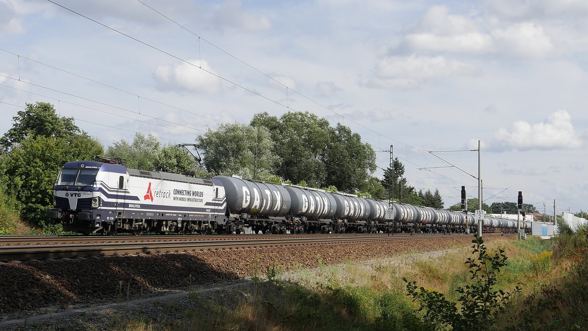 193 828  CONNECTING WORLDS WITH MOBILE INFRASTRUCTURE  mit einem Zug Kesselwagen kurz hinter Winsen (Luhe) in Richtung Hamburg; 22.08.2020

