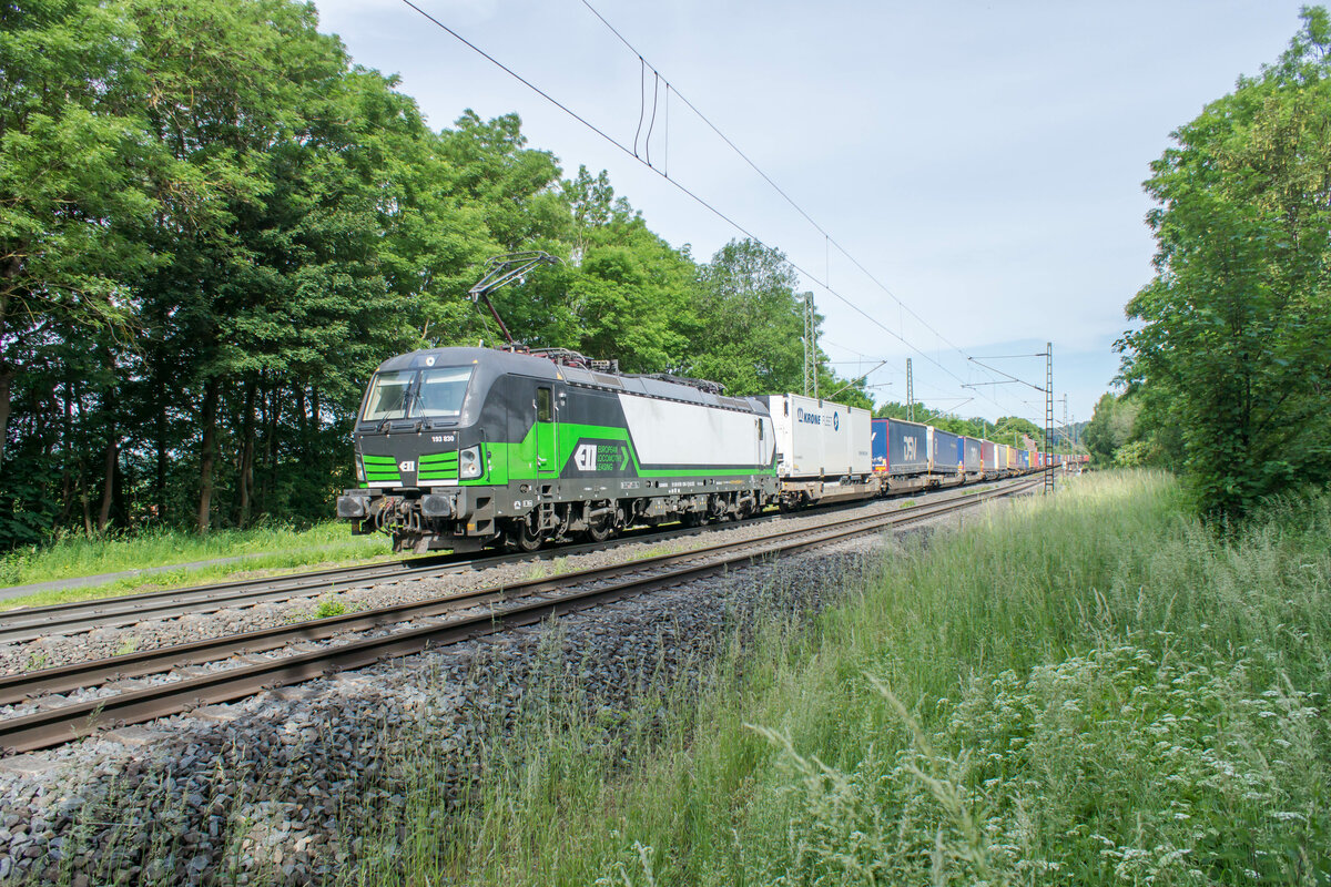 193 830-7 ist mit einen Aufliegerzug in Richtung Süden unterwegs,gesehen in Vollmerz am 15.06.2021