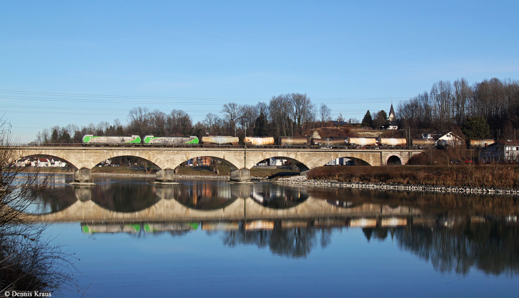 193 831 + 193 204 mit Knickkeselzug am 28.12.2015 bei Rosenheim.