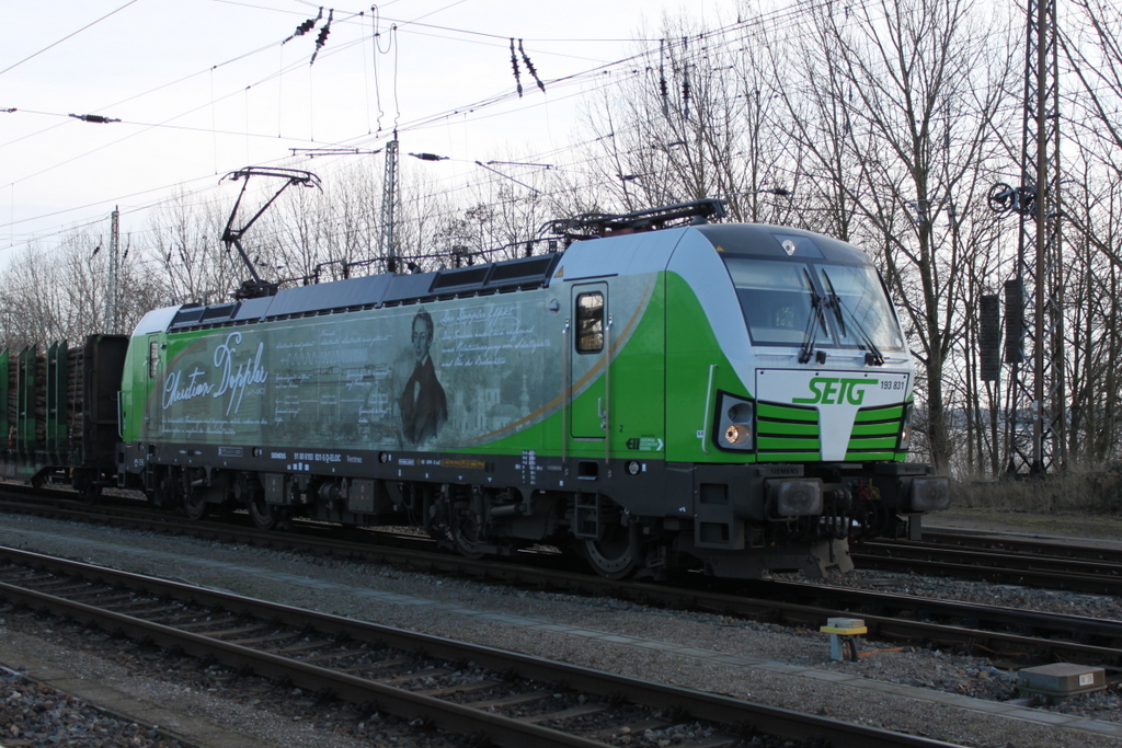 193 831-5  Christian Doppler  mit dem Holzzug von Rostock-Bramow nach Stendal-Niedergrne bei der Ausfahrt im Bahnhof Bad Kleinen.06.02.2016