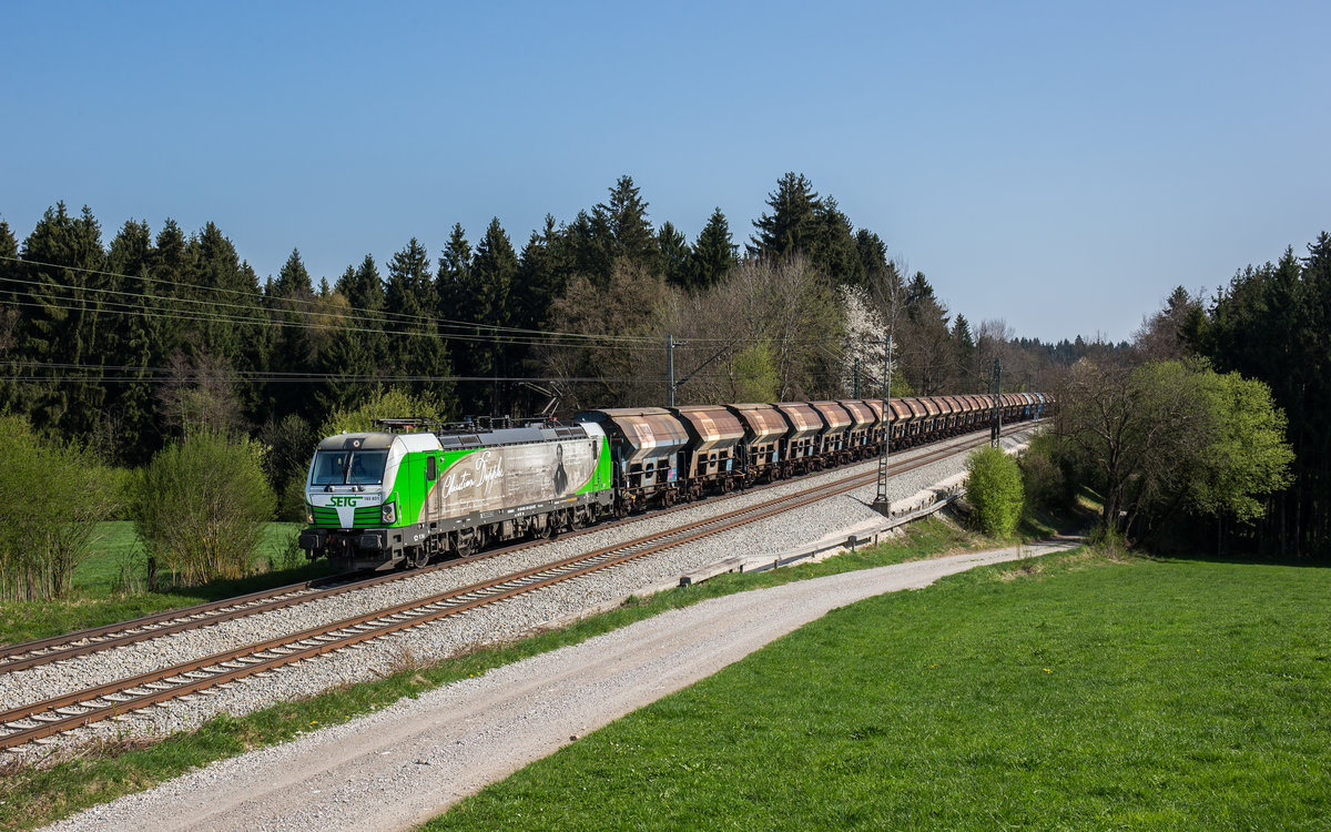 193 831 der SETG fährt mit einem Düngerzug bei Grabenstätt in Richtung München.