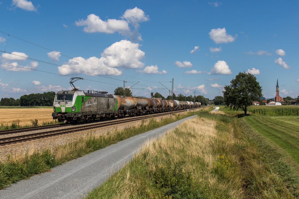 193 831 der SETG mit einem Knickkesselzug bei Übersee in Richtung München, aufgenommen am 7. August 2016.