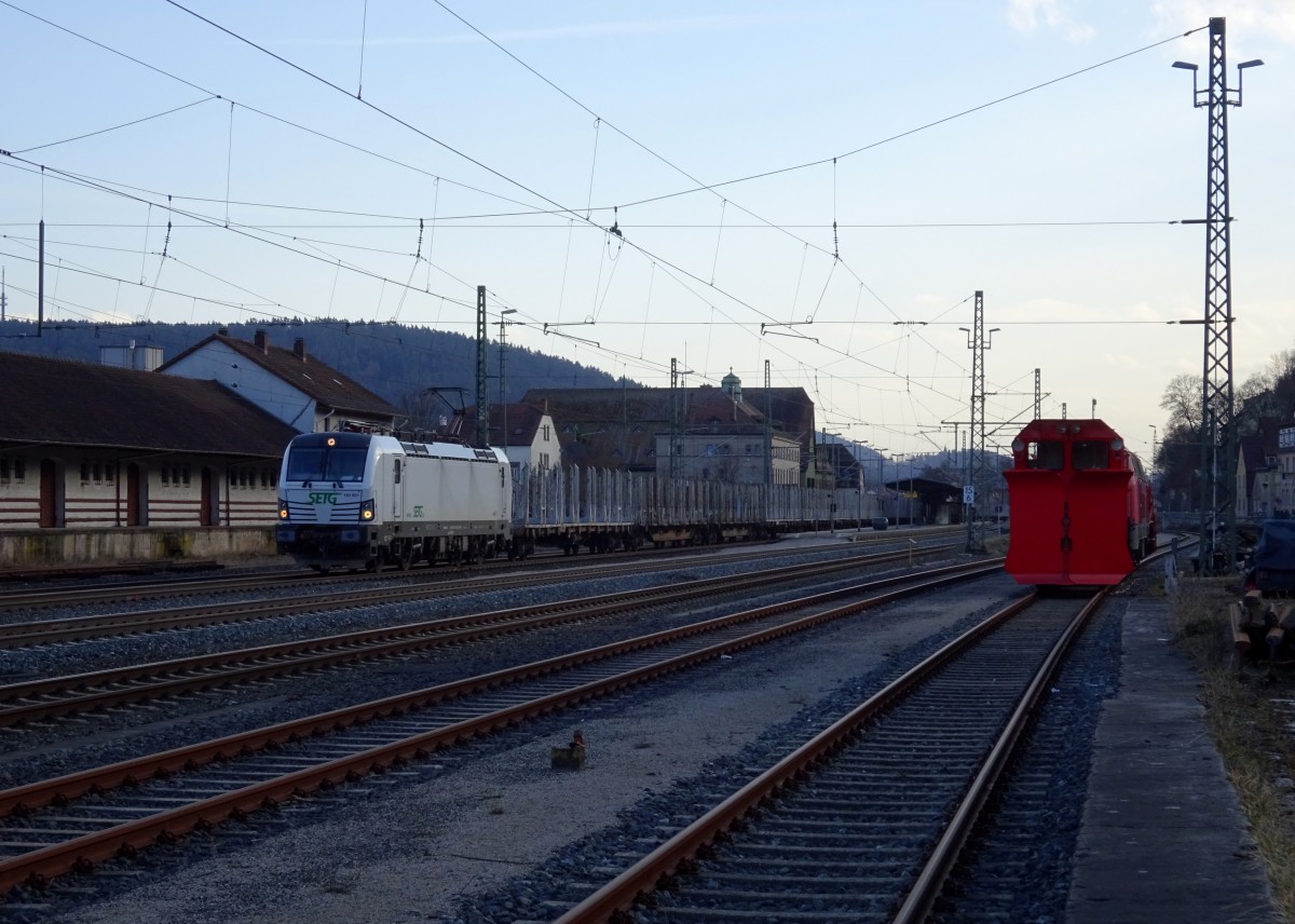 193 831 der SETG zieht am 28. Februar 2015 einen leeren Holzzug durch Kronach in Richtung Saalfeld.