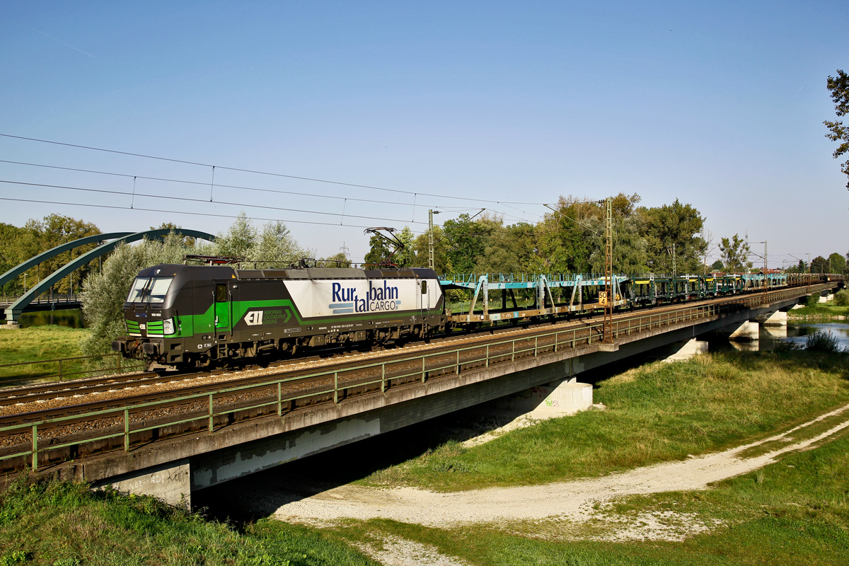 193 832 fährt mit einem Autoleerzug in Plattling über die Isarbrücke.Bild vom 8.9.2016