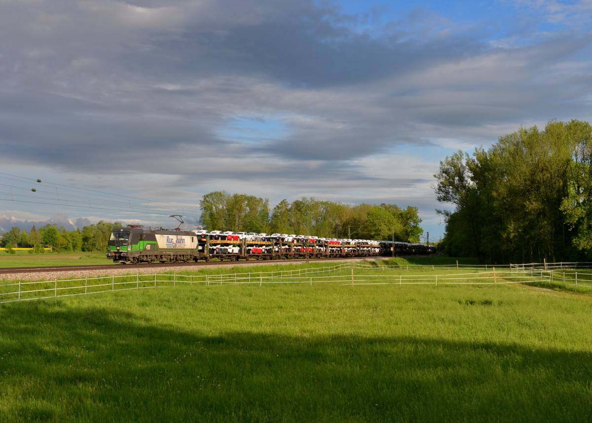 193 832 mit einem Audizug am 06.05.2015 bei Schwarzwöhr. 