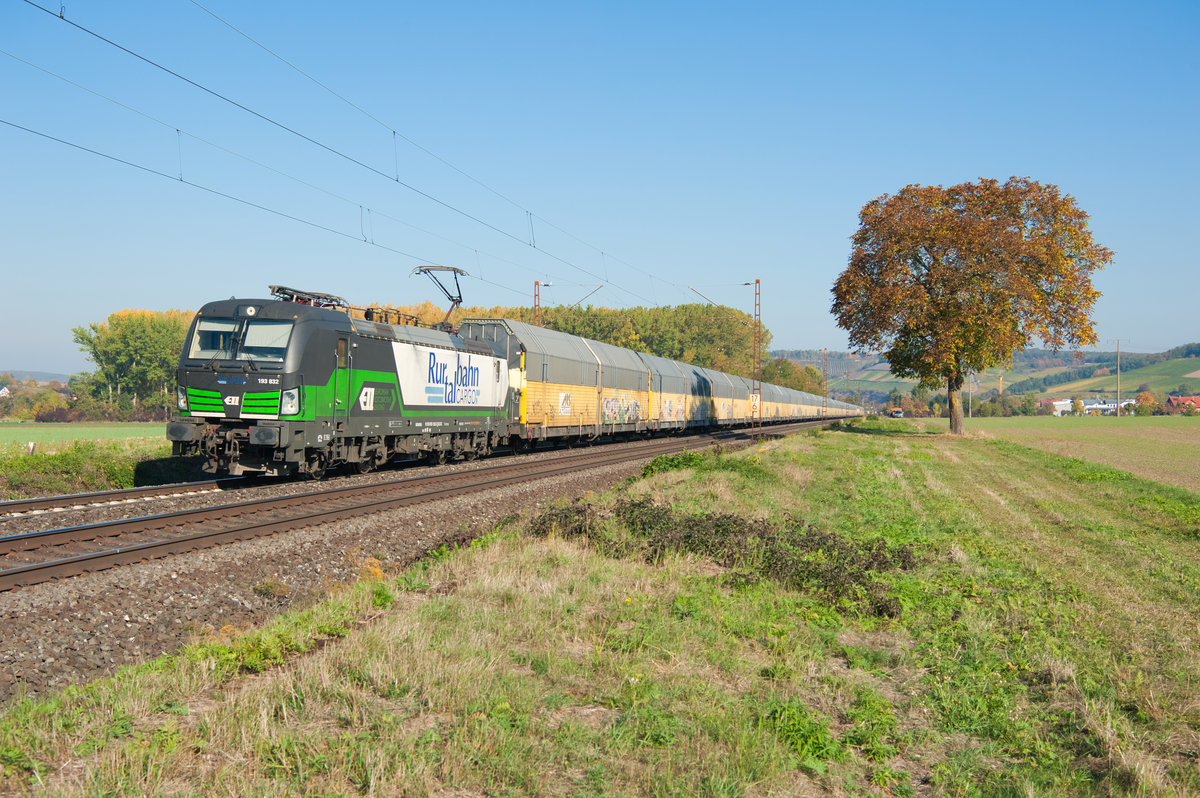 193 832 von RTB Cargo mit dem DGS 52707 von Bremerhaven Kaiserhafen nach Regensburg Ost bei Retzbach-Zellingen Richtung Würzburg, 13.10.2018