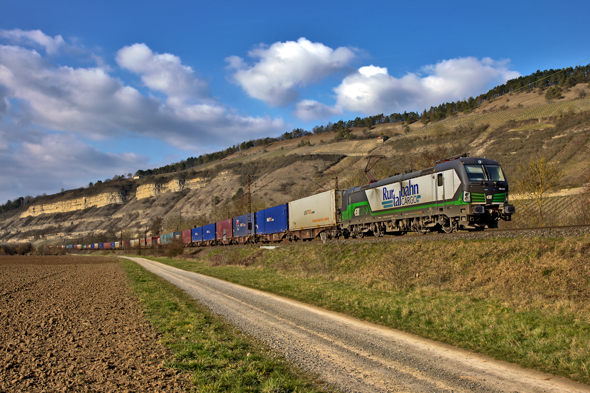 193 832 der RTB donnert mit einem Containerzug in Thüngersheim vorüber.Bild vom 13.3.2015