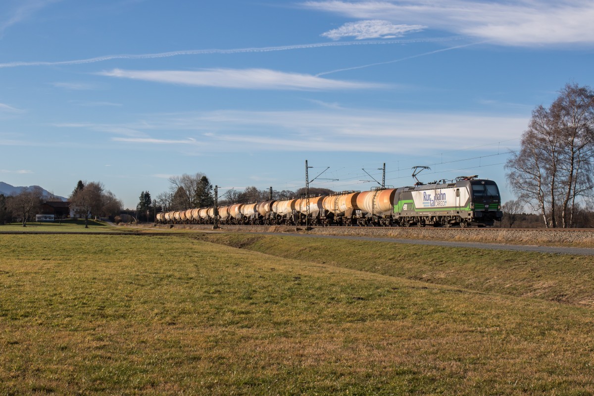 193 832 der Rurtalbahn mit einem Knickkesselzug von Schwedt (Oder) am 22. Dezember 2015 bei Übersee.