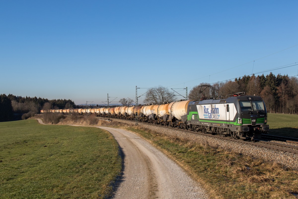 193 832 der Rurtalbahn mit einem Knickkesselzug am 29. Dezember 2015 bei Grabenstätt.
