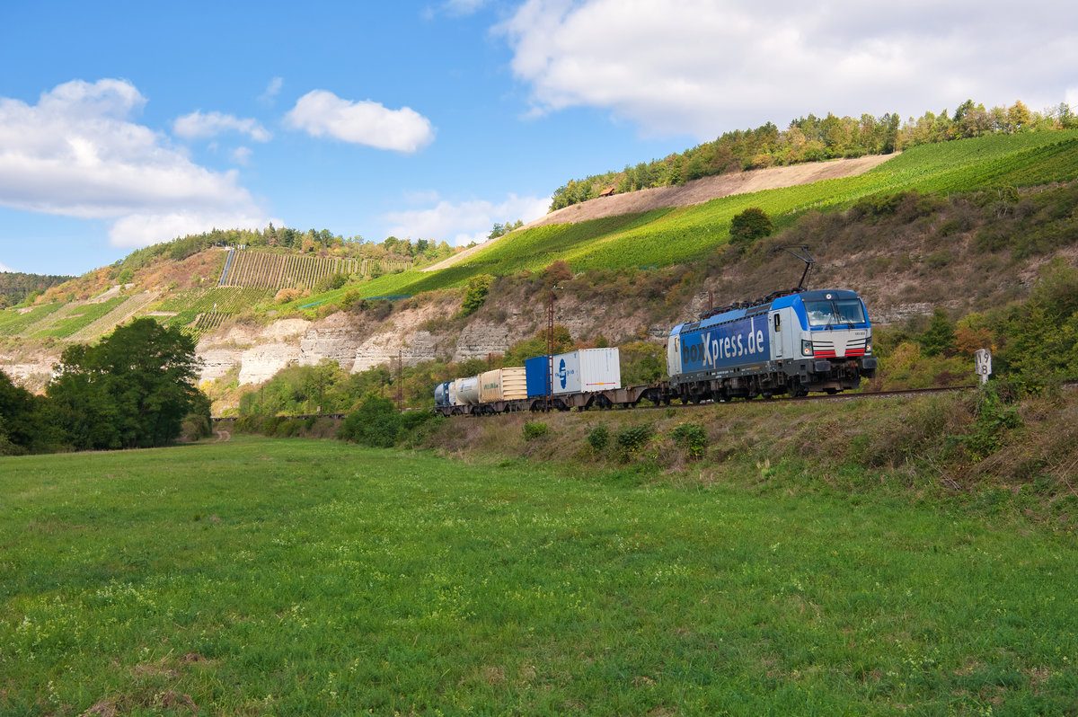 193 833 boxxpress mit einem Containerzug bei Himmelstadt Richtung Würzburg, 18.09.2019