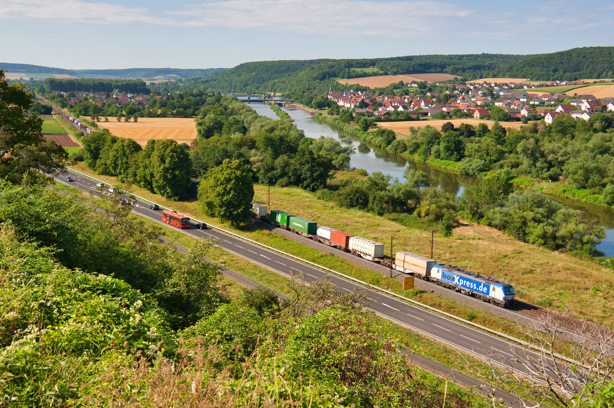 193 834 von Boxxpress mit einem Containerzug bei Himmelstadt Richtung Gemünden, 01.08.2019