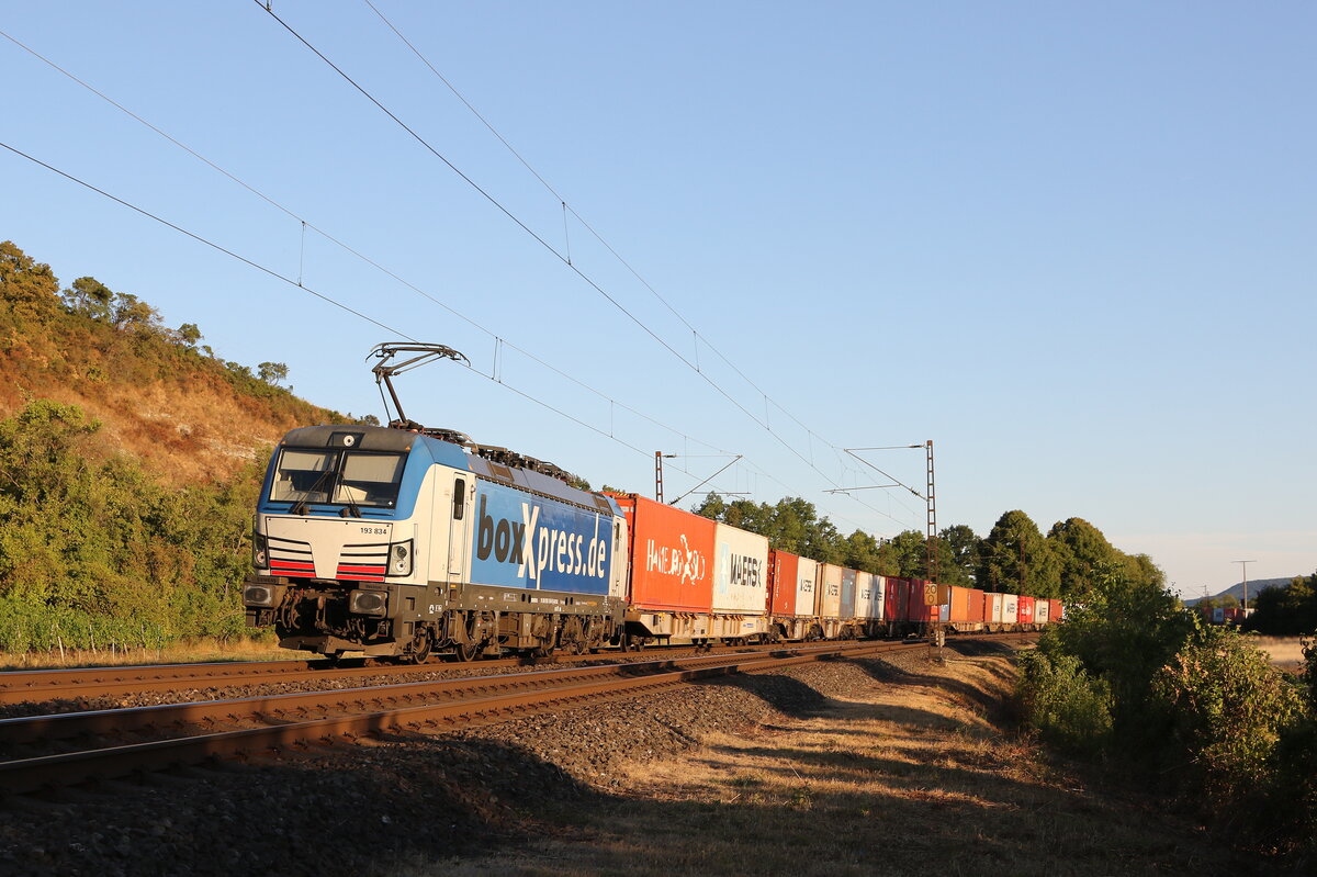 193 834 von  BoxXpress  mit einem Containerzug am 6. August 2022 bei Himmelstadt.