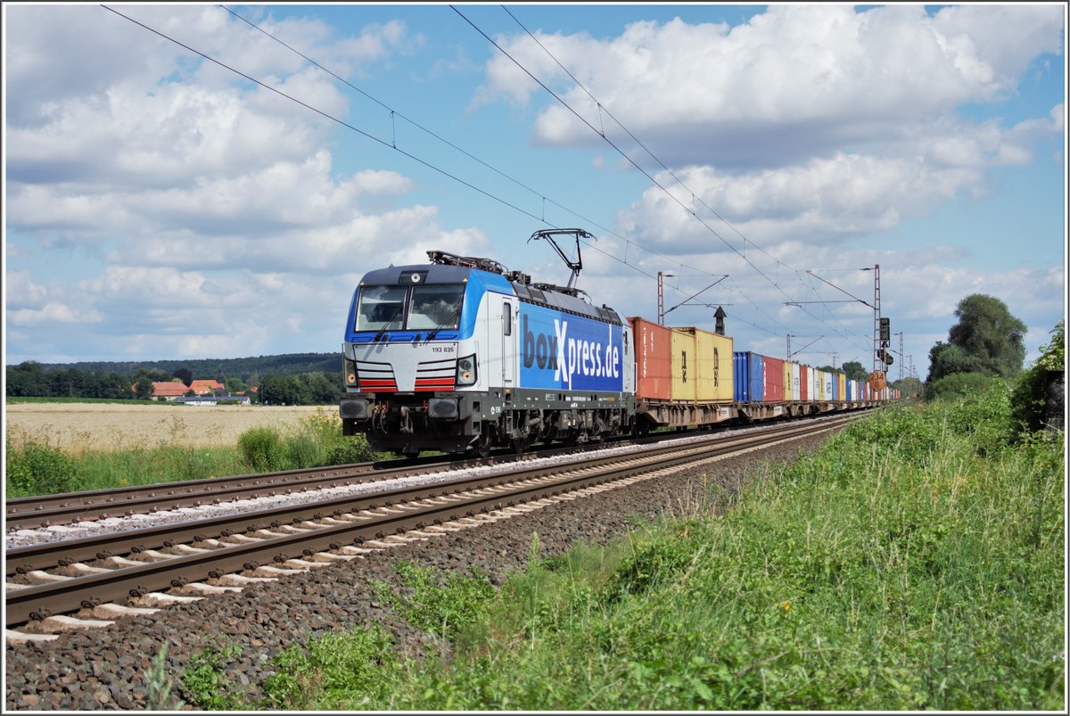 193 835-6 ist am 22.07.2020 mit einen Containerzug bei Friedland unterwegs.