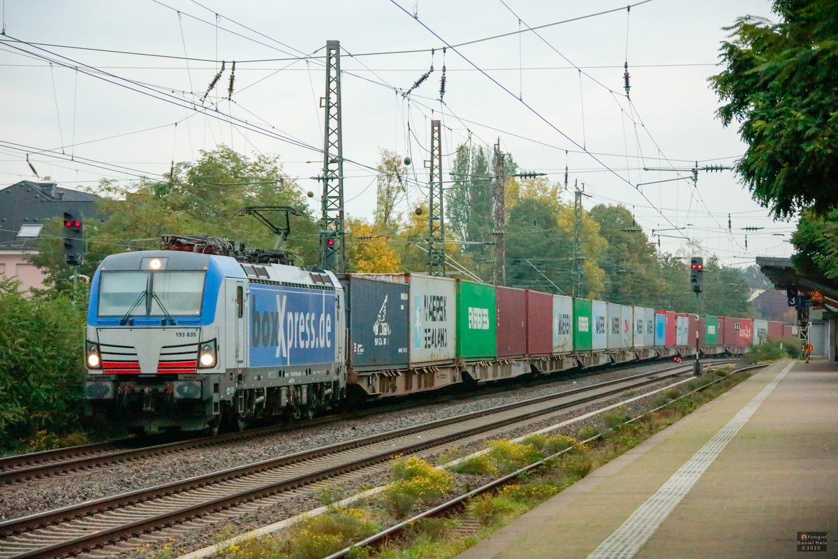 193 835 BoxXpress mit Container in Hilden, Oktober 2020.