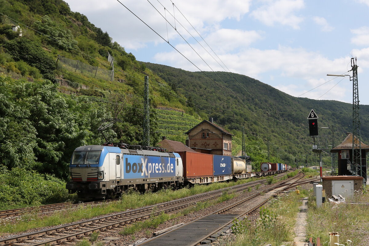 193 835 von  BoxXpress  mit einem Containerzug am 22. Juli 2021 bei Kaub am Rhein.