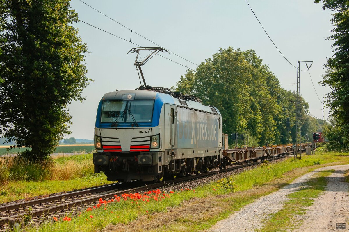 193 836 boxXpress mit Containerzug in Boisheim, Juni 2021.