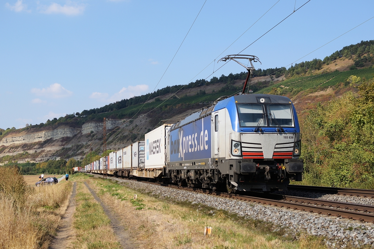193 836 von boxXpress zieht am 5. September 2018 einen Containerzug über die KBS 800 bei Thüngersheim.